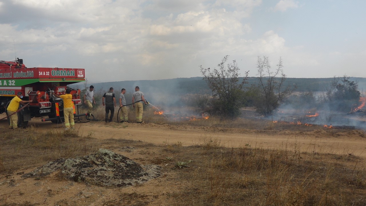 Kırklareli’nde otluk alanda yangın: Polis ekipleri bidonlarda söndürmeye destek verdi
