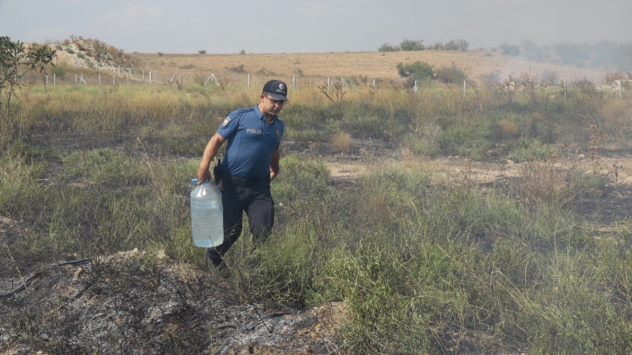 Kırklareli’nde otluk alanda yangın: Polis ekipleri bidonlarda söndürmeye destek verdi
