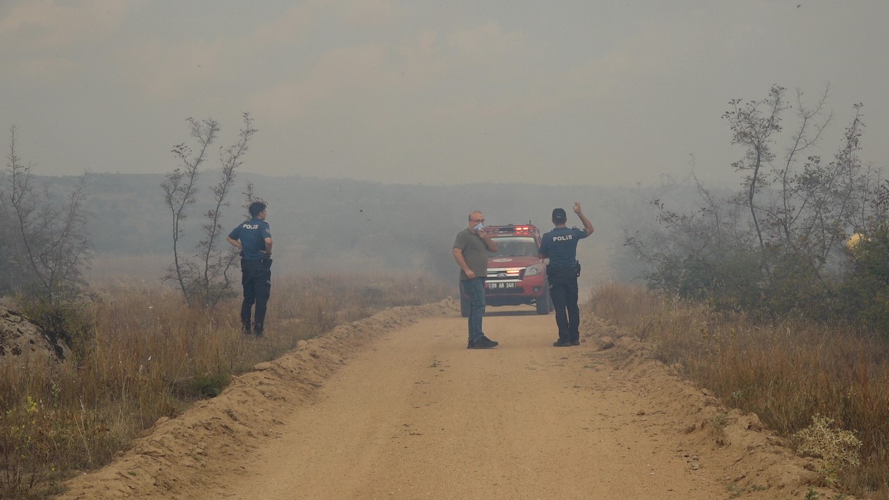 Kırklareli’nde otluk alanda yangın: Polis ekipleri bidonlarda söndürmeye destek verdi
