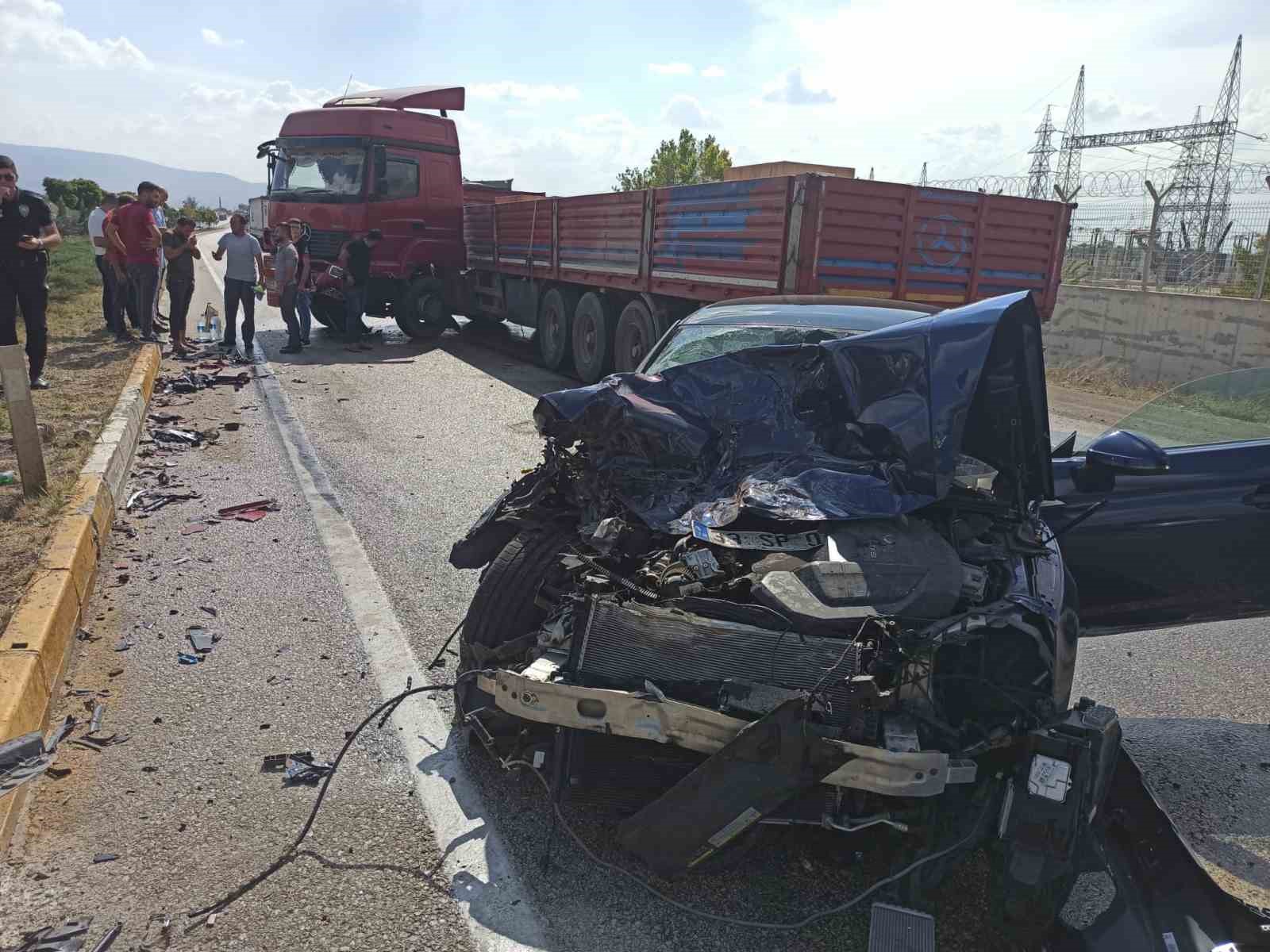 Konya’da otomobil ile tır çarpıştı: 2 yaralı
