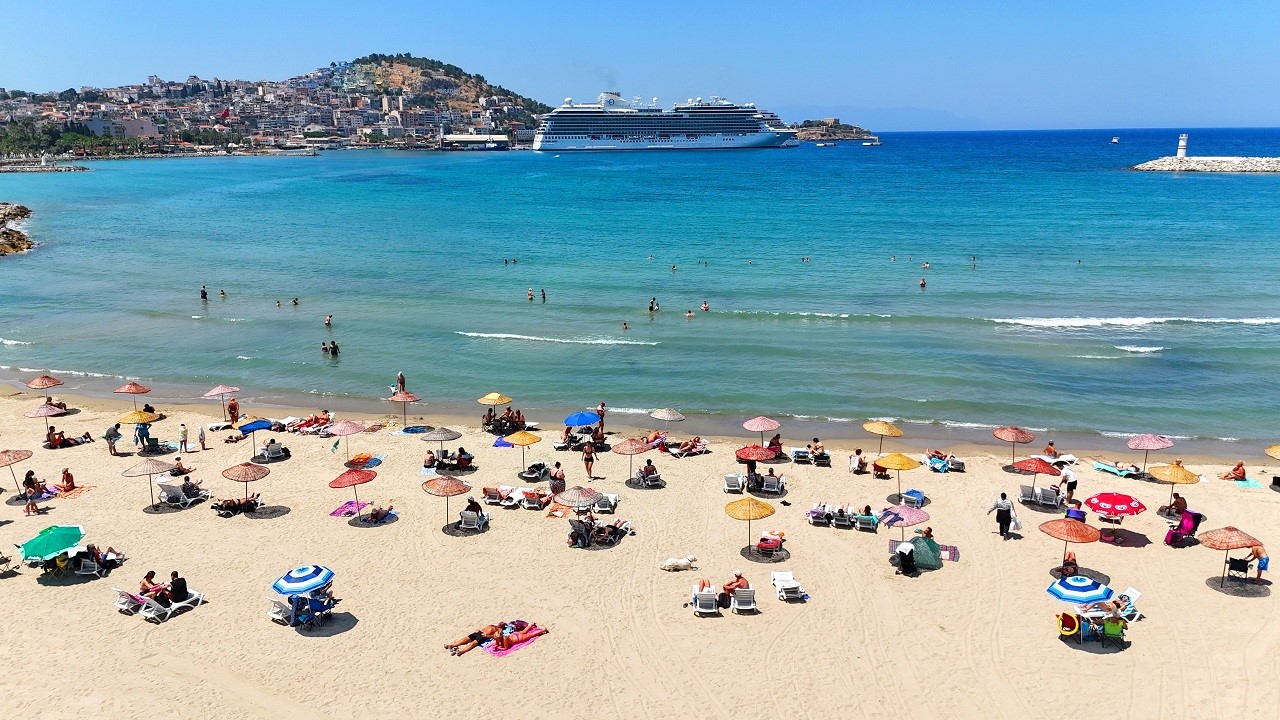 Kuşadası’nda kıyı şeridine cephesi olan işletmeler için şezlong ve şemsiye düzenlemesi
