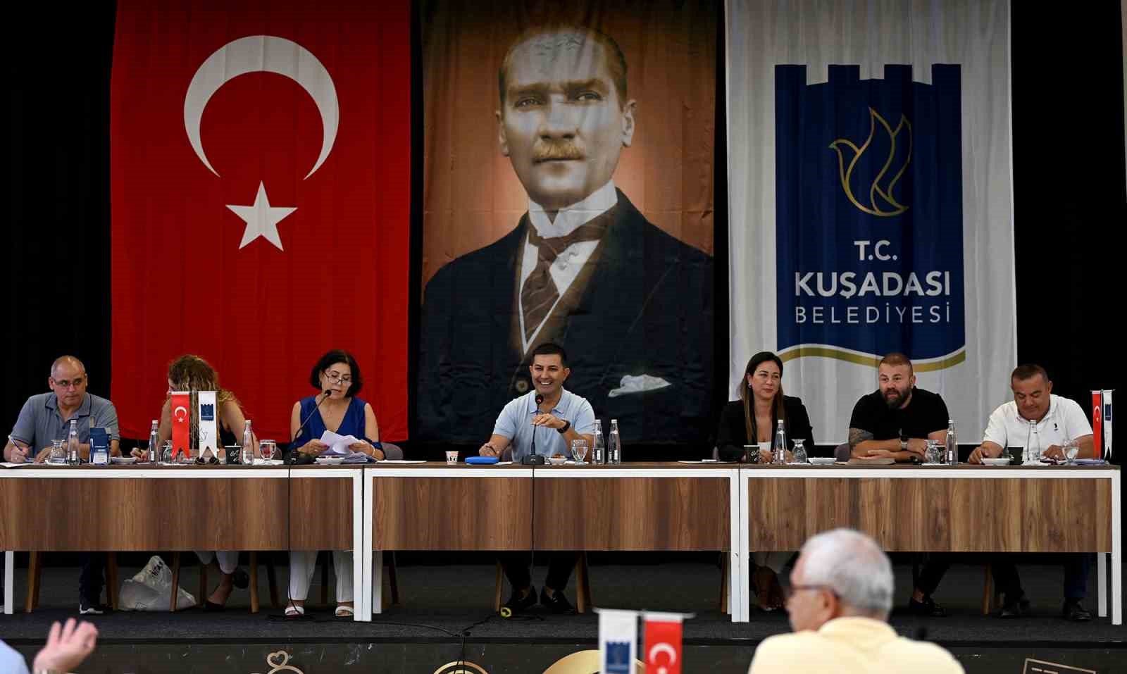 Kuşadası’nda kıyı şeridine cephesi olan işletmeler için şezlong ve şemsiye düzenlemesi
