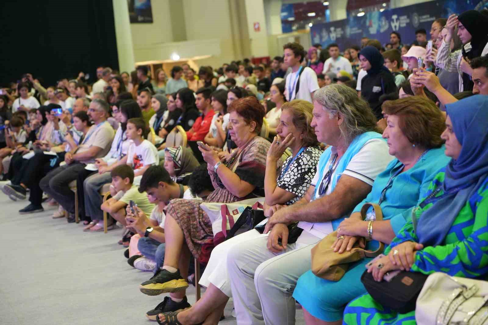 Uzaya çıkan ilk Türk Astronot Gezeravcı, Teknofest’te gençlerle buluştu
