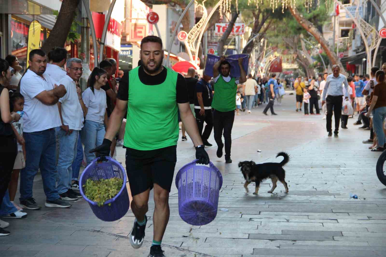 Alaşehir’de Üzüm Festivali renkli görüntülere sahne oldu
