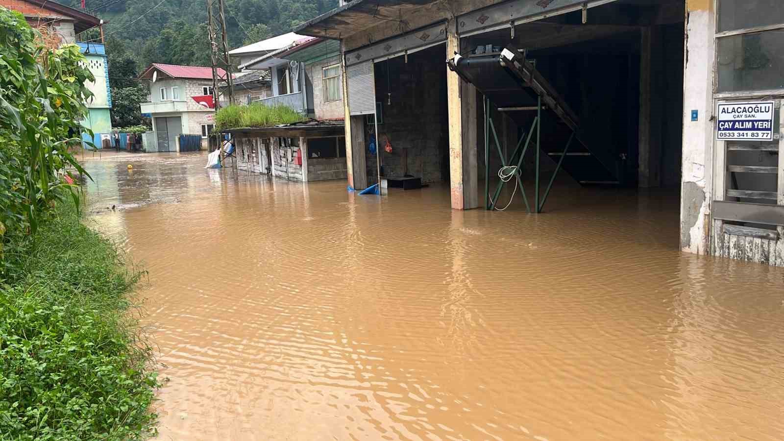 Rize’de şiddetli yağış sonrası heyelanlar meydana geldi
