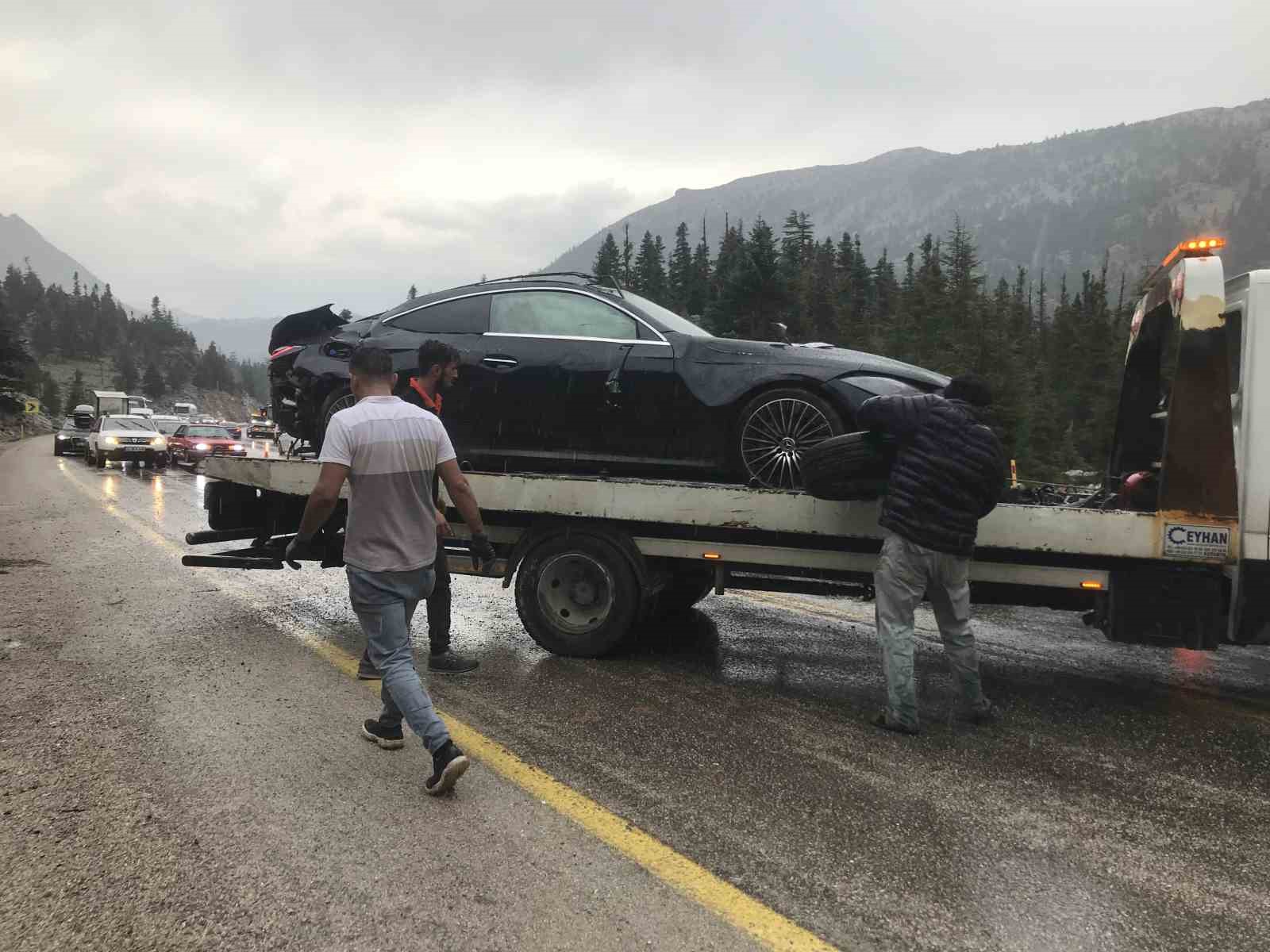 Antalya’da 4 araçlı zincirleme kaza: 5 yaralı
