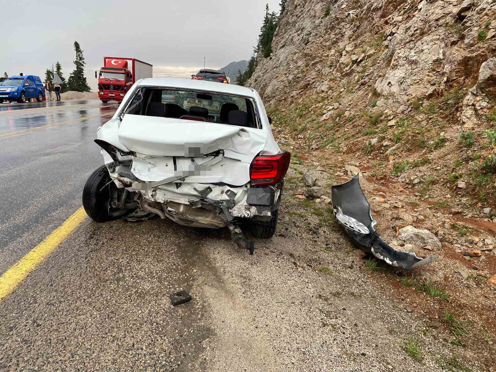 Antalya’da 4 araçlı zincirleme kaza: 5 yaralı
