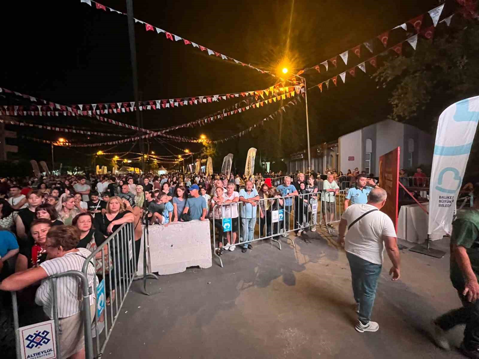 Belediye Başkanından örnek davranış: ’Halk oturmuyorsa biz de oturmayız’ dedi
