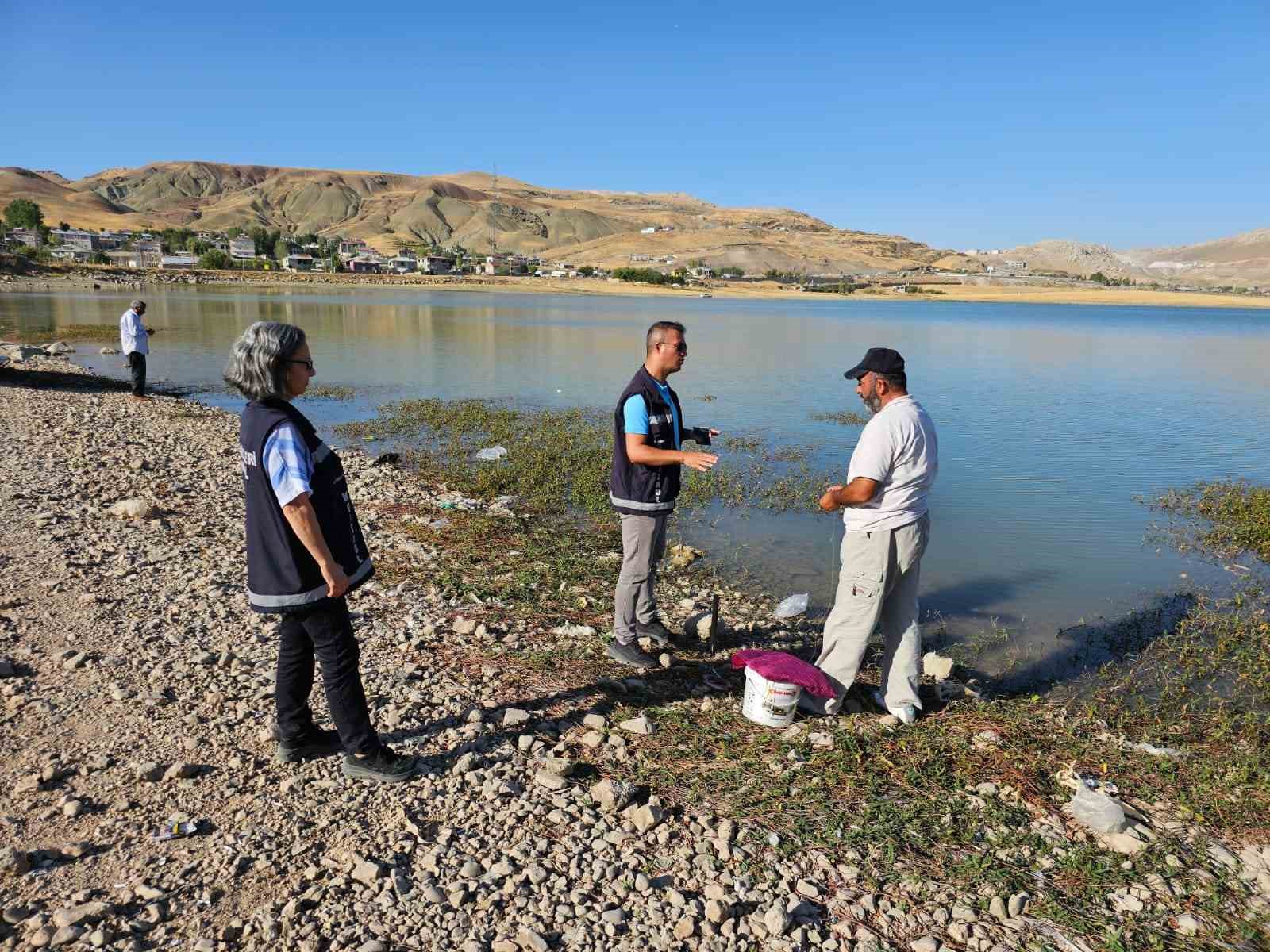 Van’da amatör balıkçılar denetime takıldı: Küçük balıklar suya bırakıldı
