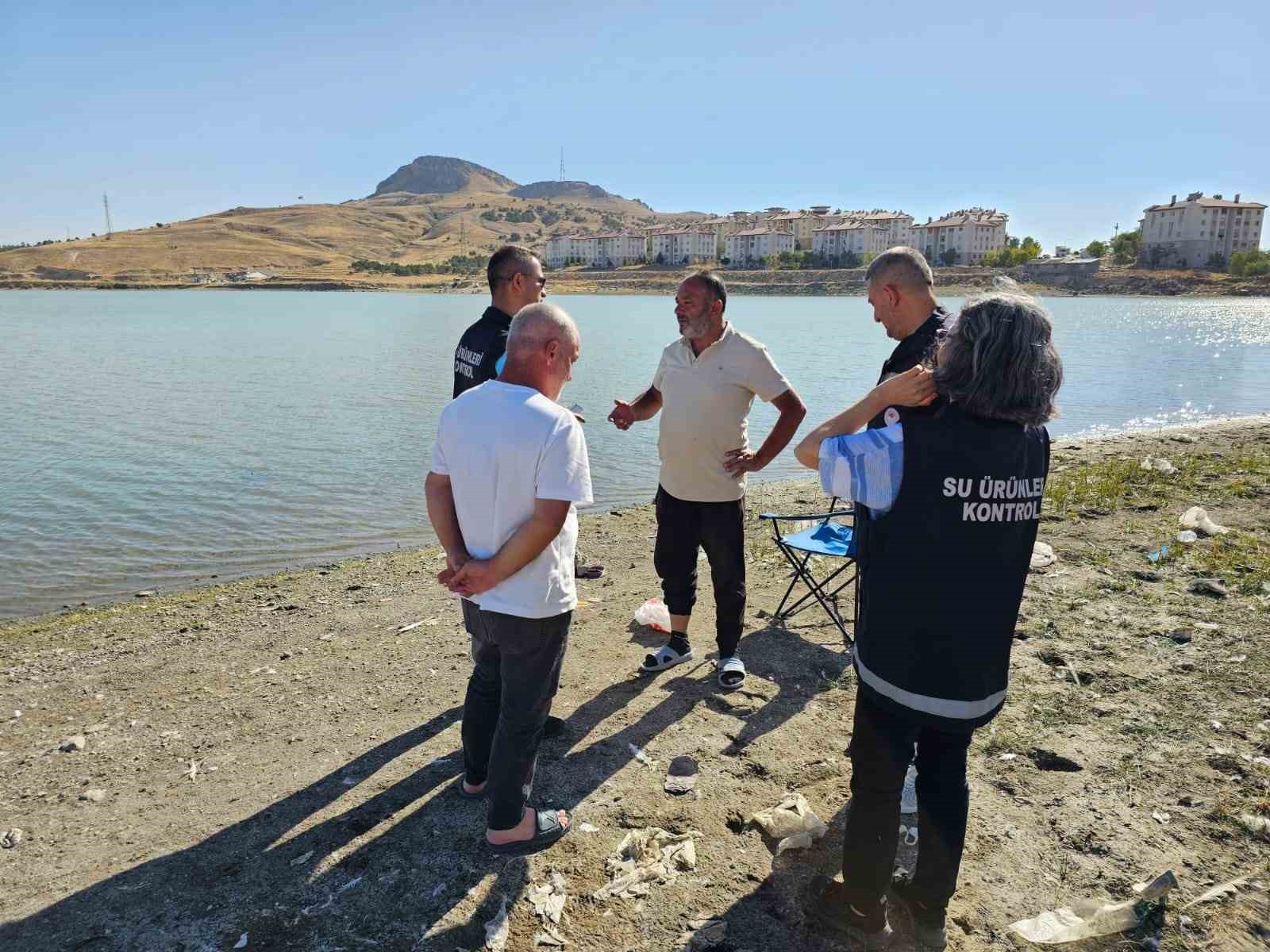 Van’da amatör balıkçılar denetime takıldı: Küçük balıklar suya bırakıldı
