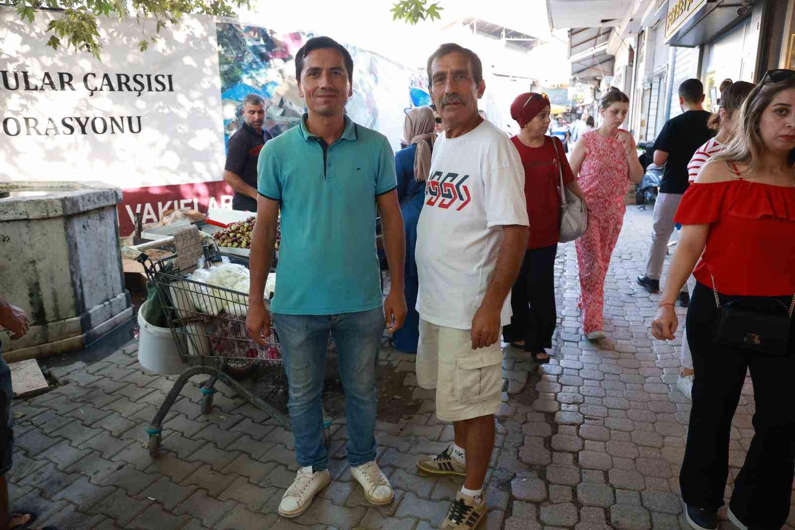 Kuş dili konuşarak adeta bülbül gibi şakıyan iki esnaf ilgi odağı oldu
