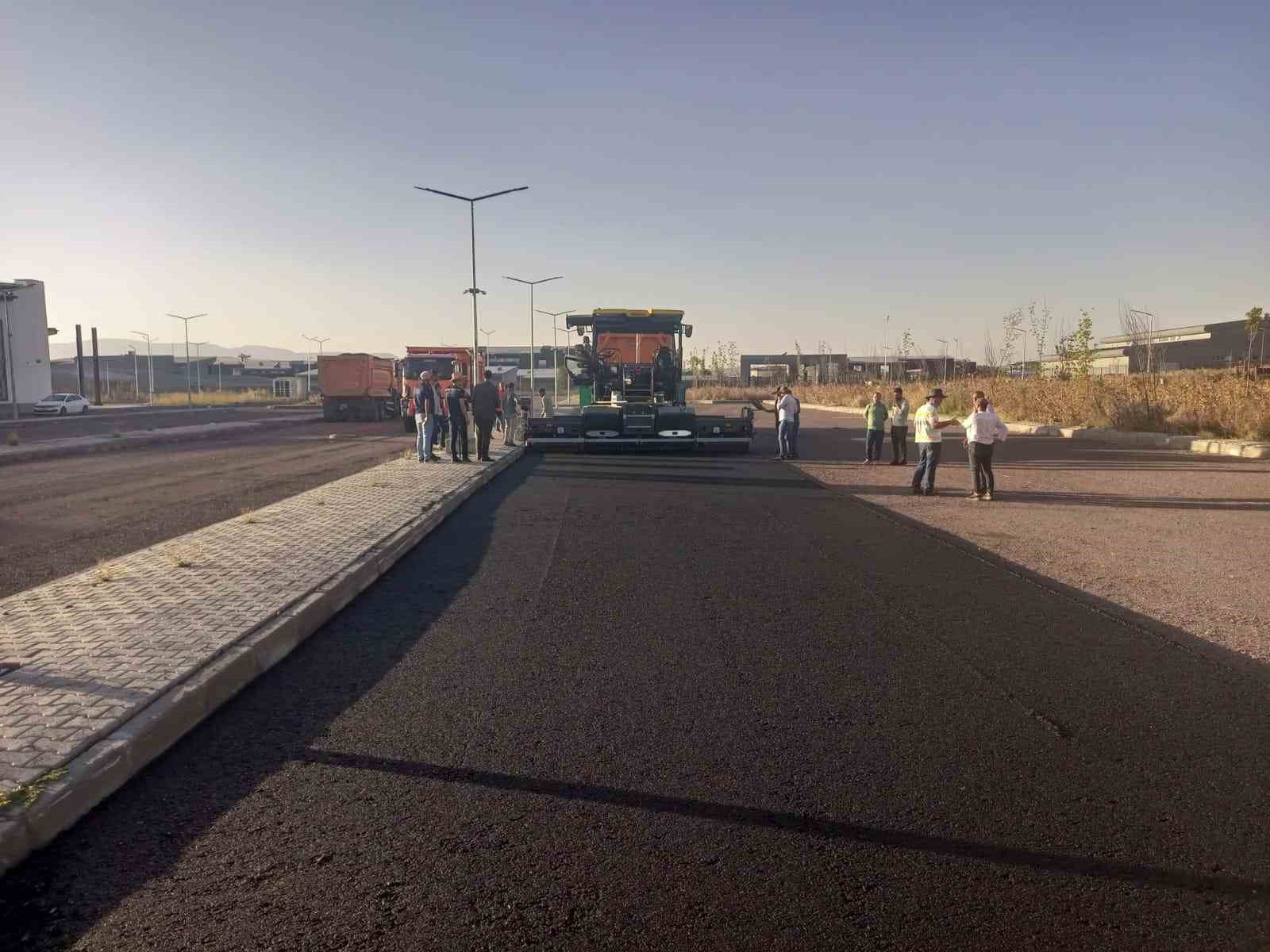 Kars’ta yeni otogar için sıcak asfalt yol çalışmaları başladı
