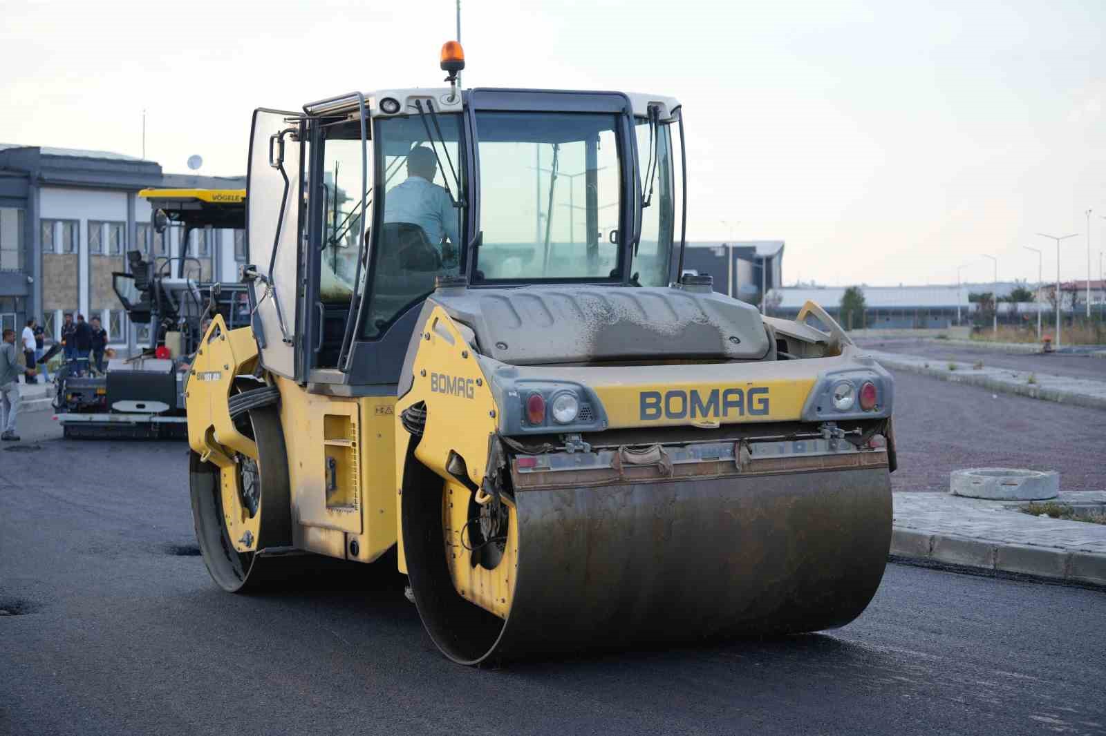 Kars’ta yeni otogar için sıcak asfalt yol çalışmaları başladı
