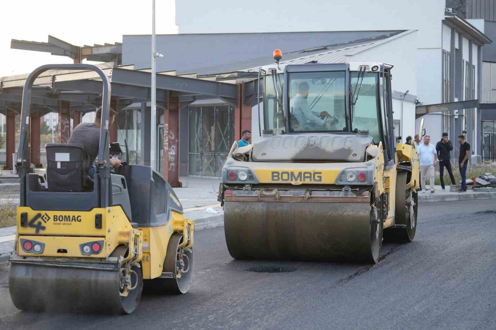 Kars’ta yeni otogar için sıcak asfalt yol çalışmaları başladı
