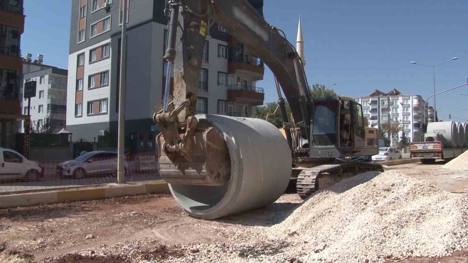 İşçiler, kepçeye kurdukları salıncakta çocuklar gibi eğlendi
