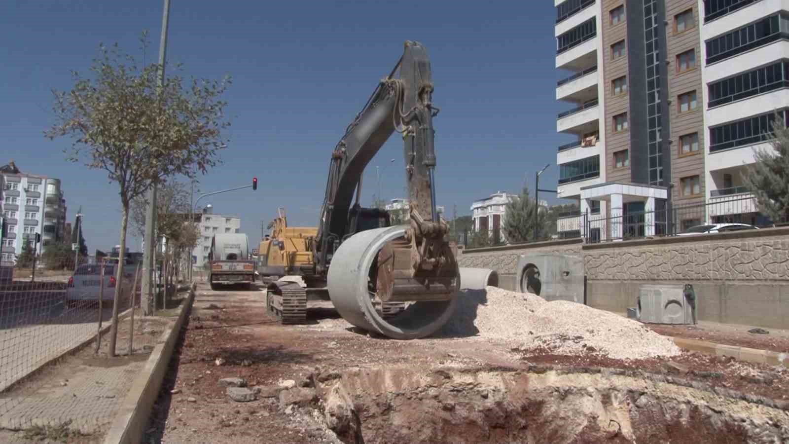 İşçiler, kepçeye kurdukları salıncakta çocuklar gibi eğlendi
