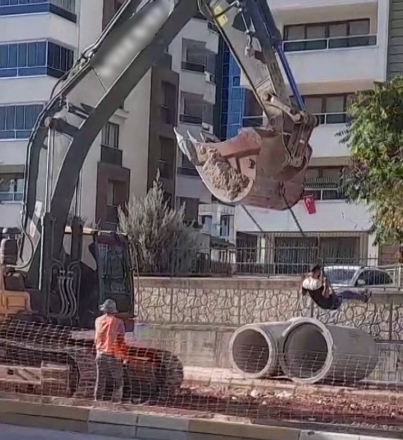 İşçiler, kepçeye kurdukları salıncakta çocuklar gibi eğlendi
