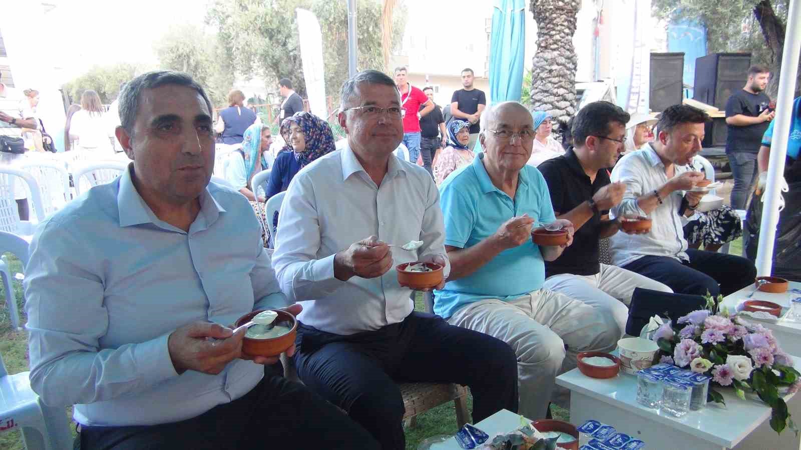 Yoğurt dolu tepsiye kafalarını sokup altın aradılar
