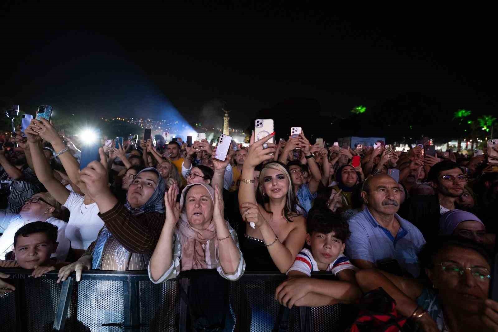 Çim Konserleri’nde Mahsun Kırmızıgül sahne aldı
