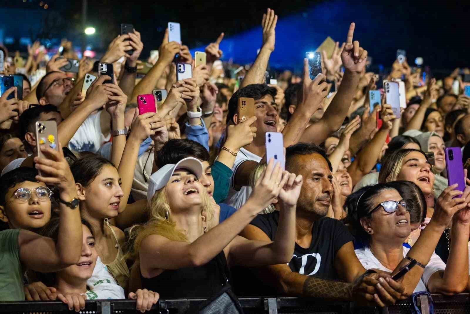 Çim Konserleri’nde Mahsun Kırmızıgül sahne aldı
