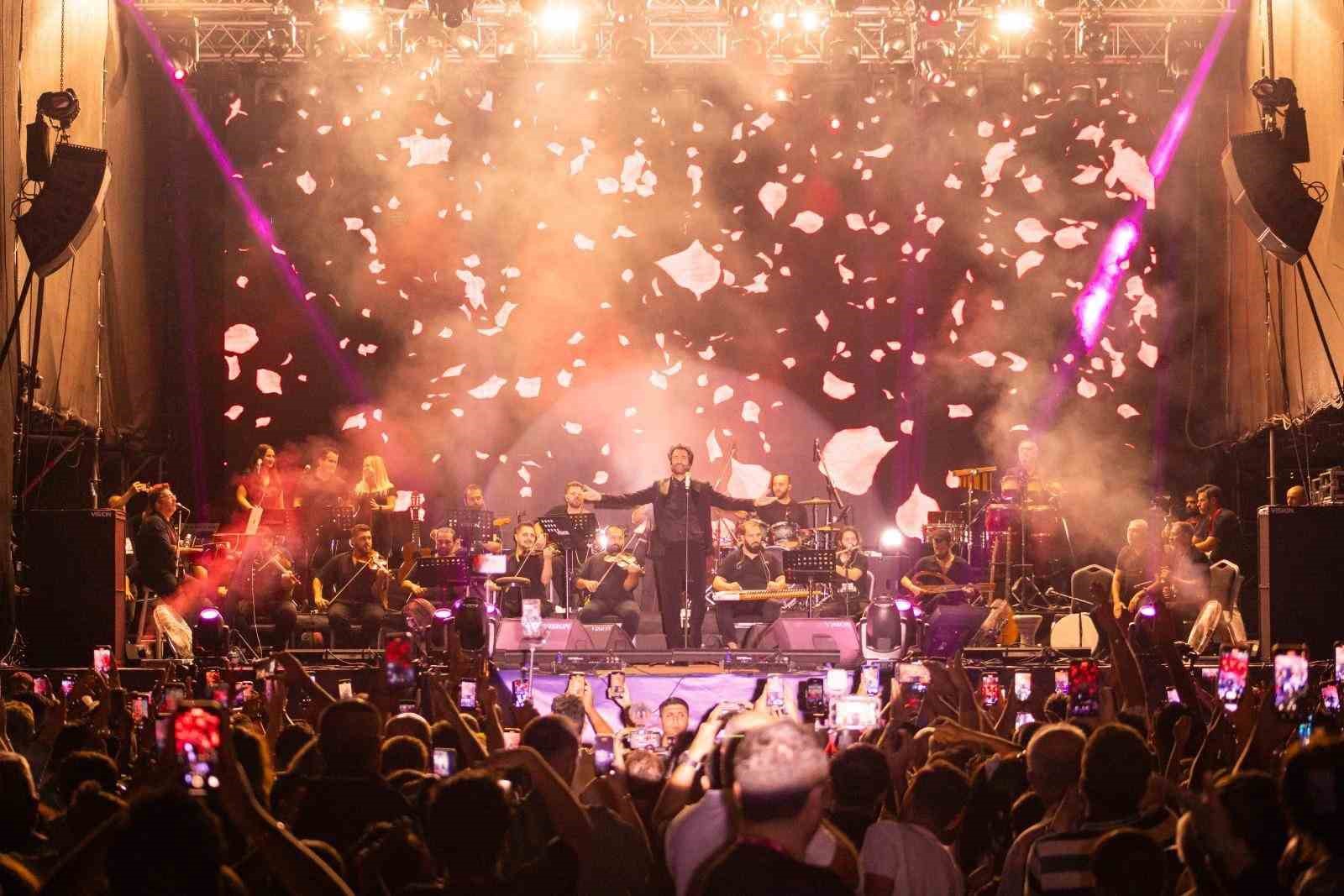 Çim Konserleri’nde Mahsun Kırmızıgül sahne aldı
