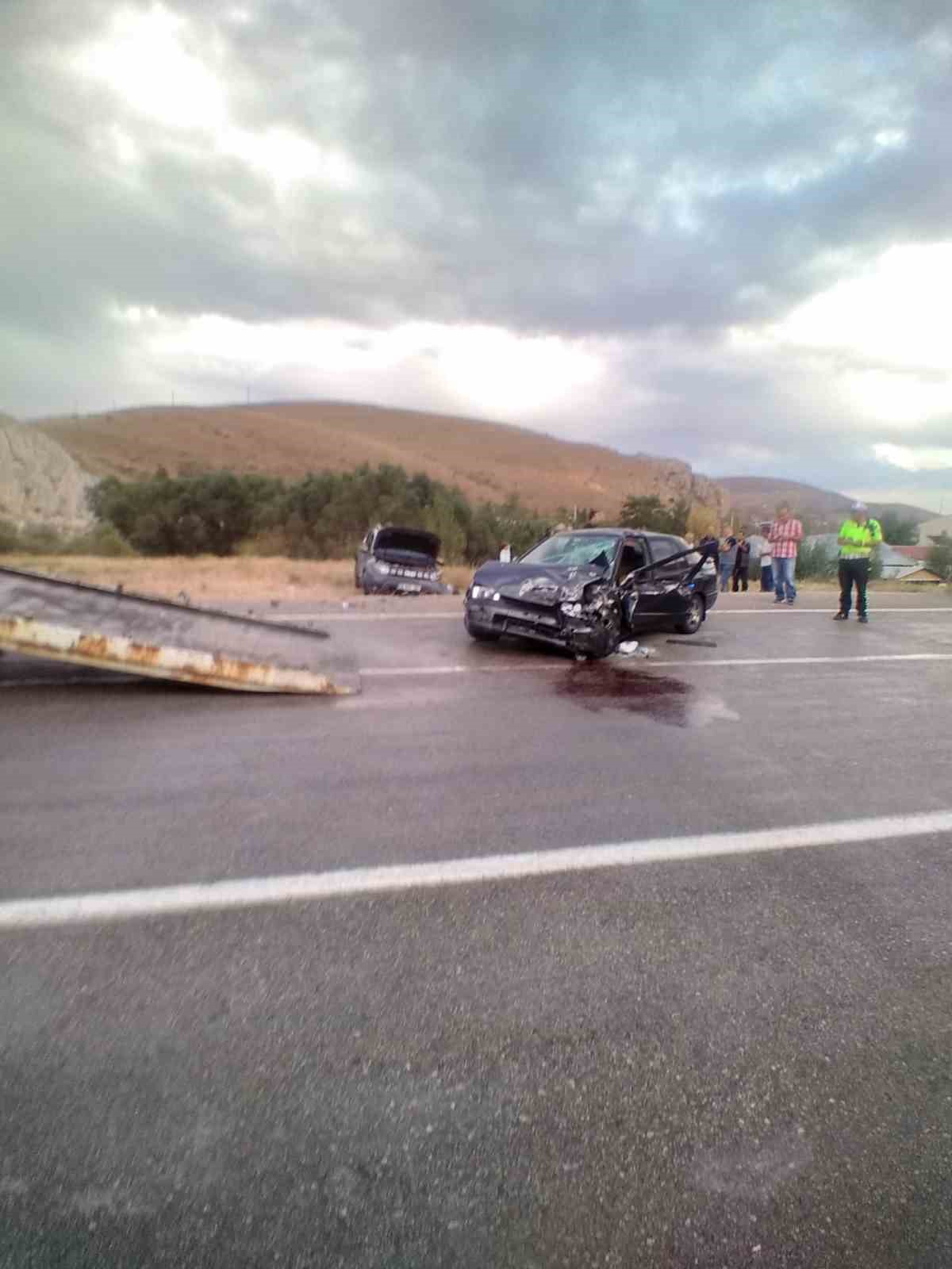 Konursu köyü yakınlarında trafik kazası: 1 ölü 2 yaralı
