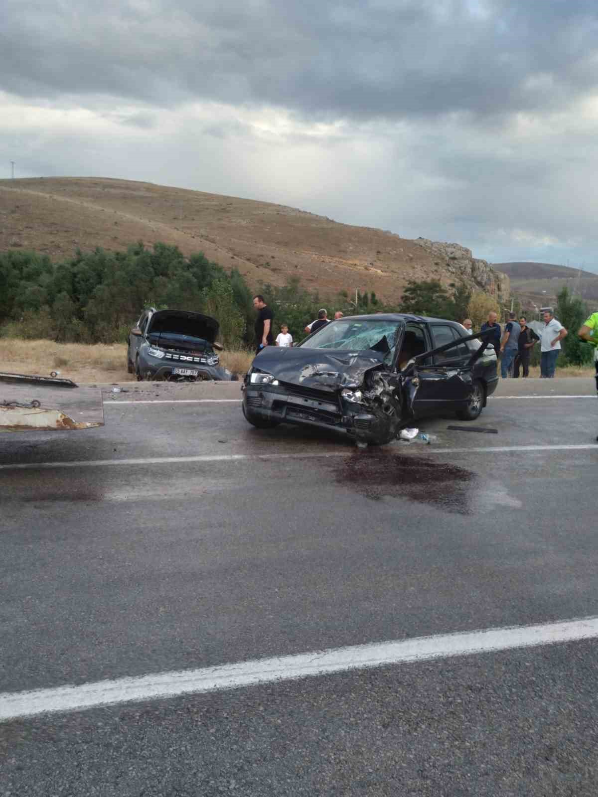 Konursu köyü yakınlarında trafik kazası: 1 ölü 2 yaralı
