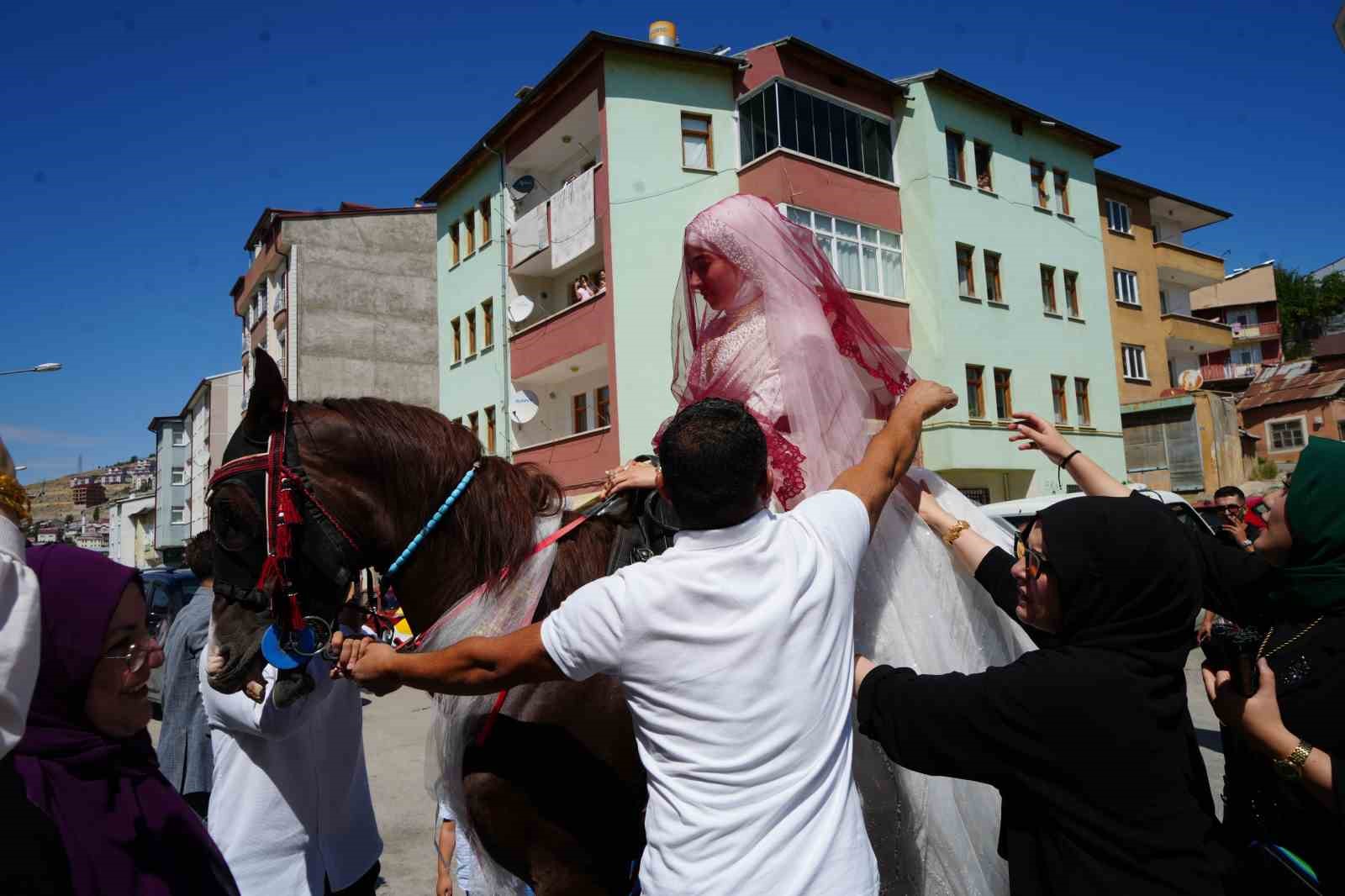 Bayburt’ta yapılan bir düğünde 