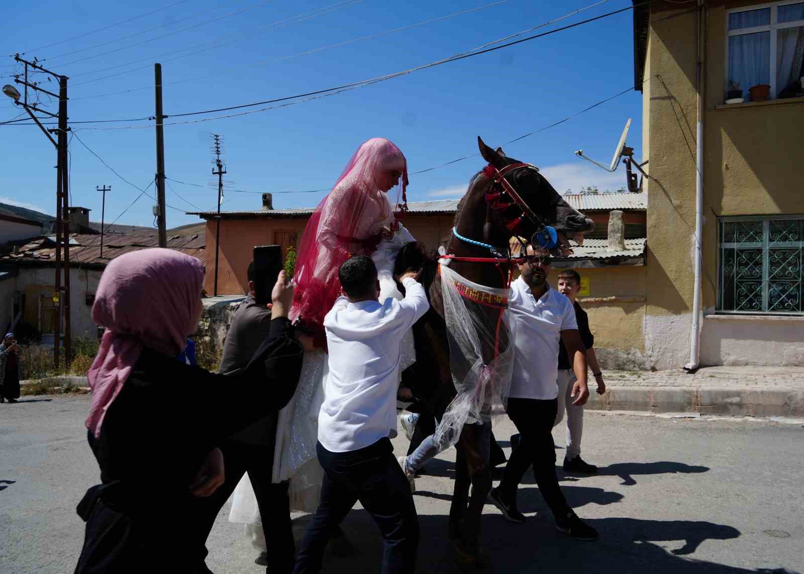 Bayburt’ta yapılan bir düğünde 