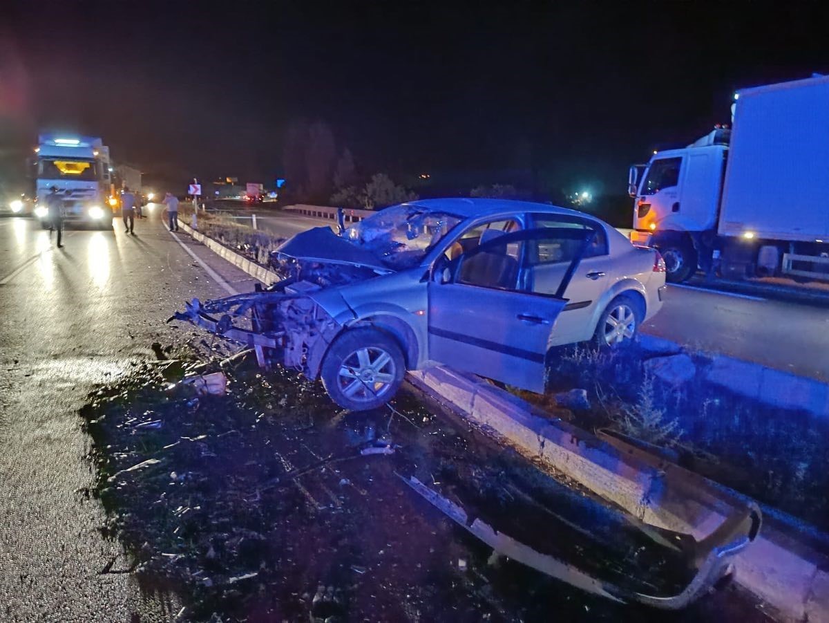 Sivas’ta otomobiller kafa kafaya çarpıştı: 1 ölü 2 yaralı
