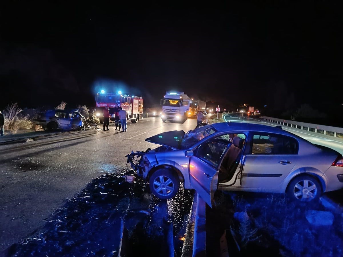 Sivas’ta otomobiller kafa kafaya çarpıştı: 1 ölü 2 yaralı
