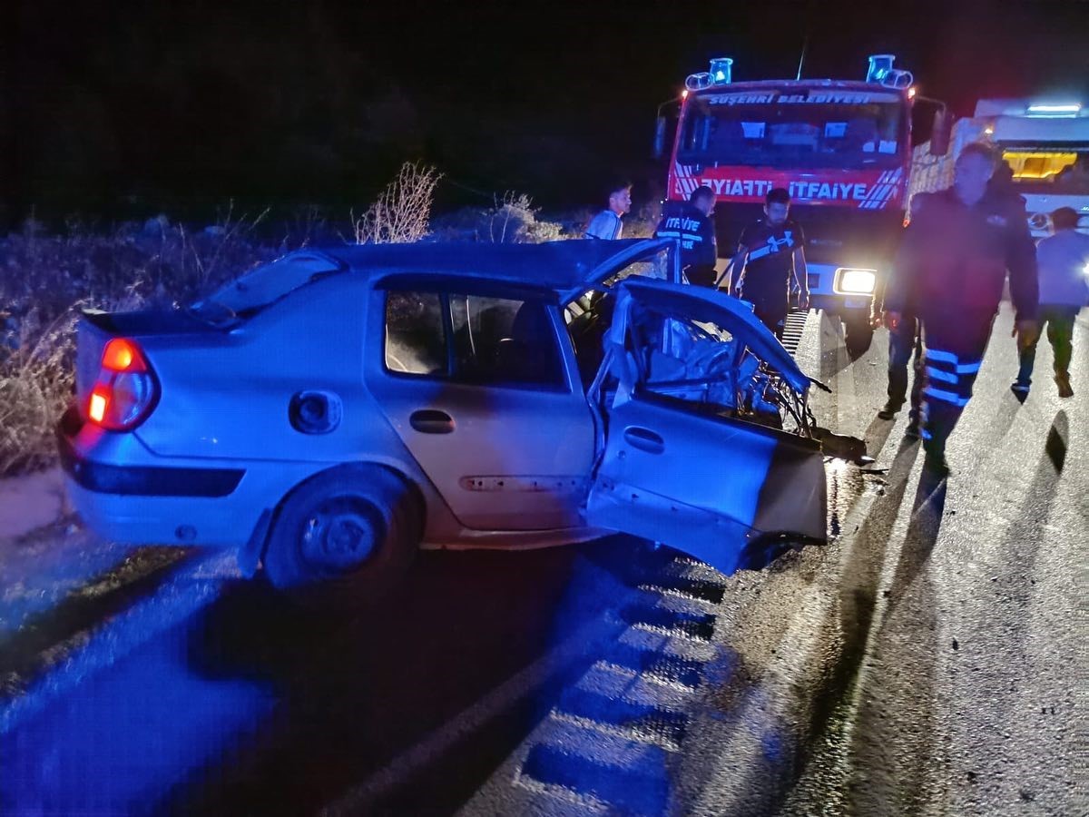 Sivas’ta otomobiller kafa kafaya çarpıştı: 1 ölü 2 yaralı
