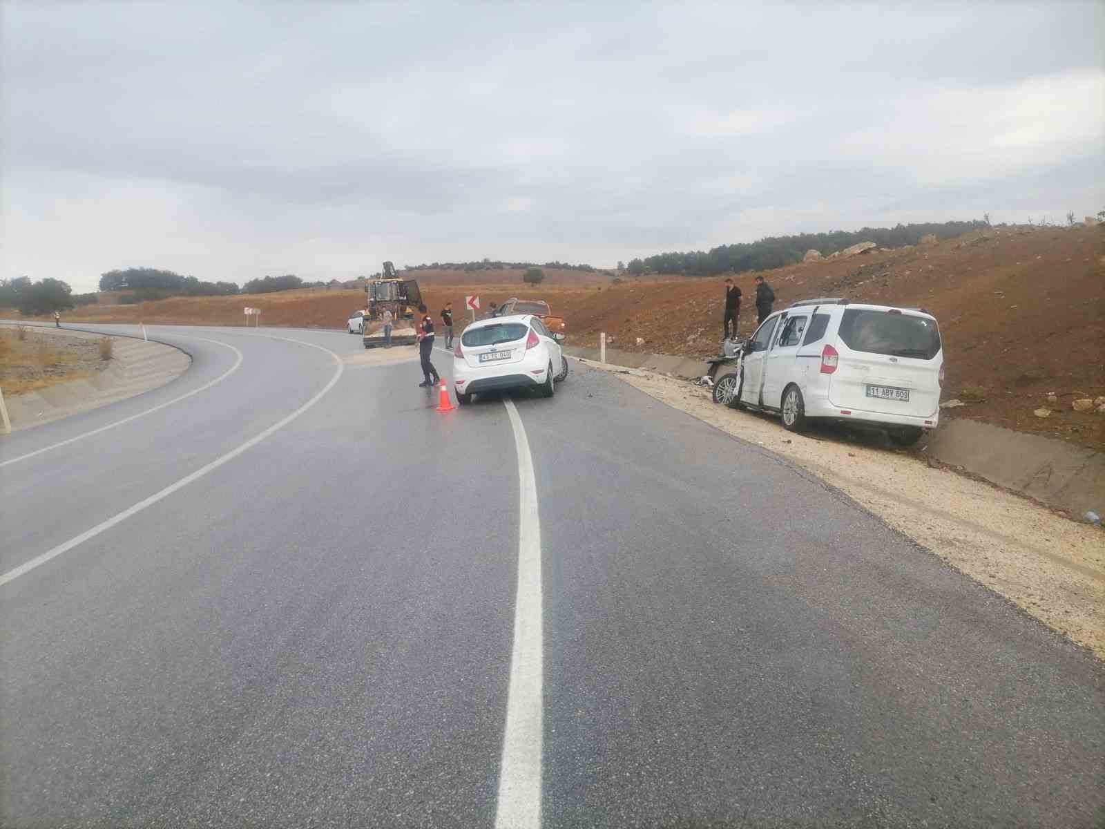 Bilecik’te otomobil ve hafif ticari araç çarpıştı: 2 yaralı
