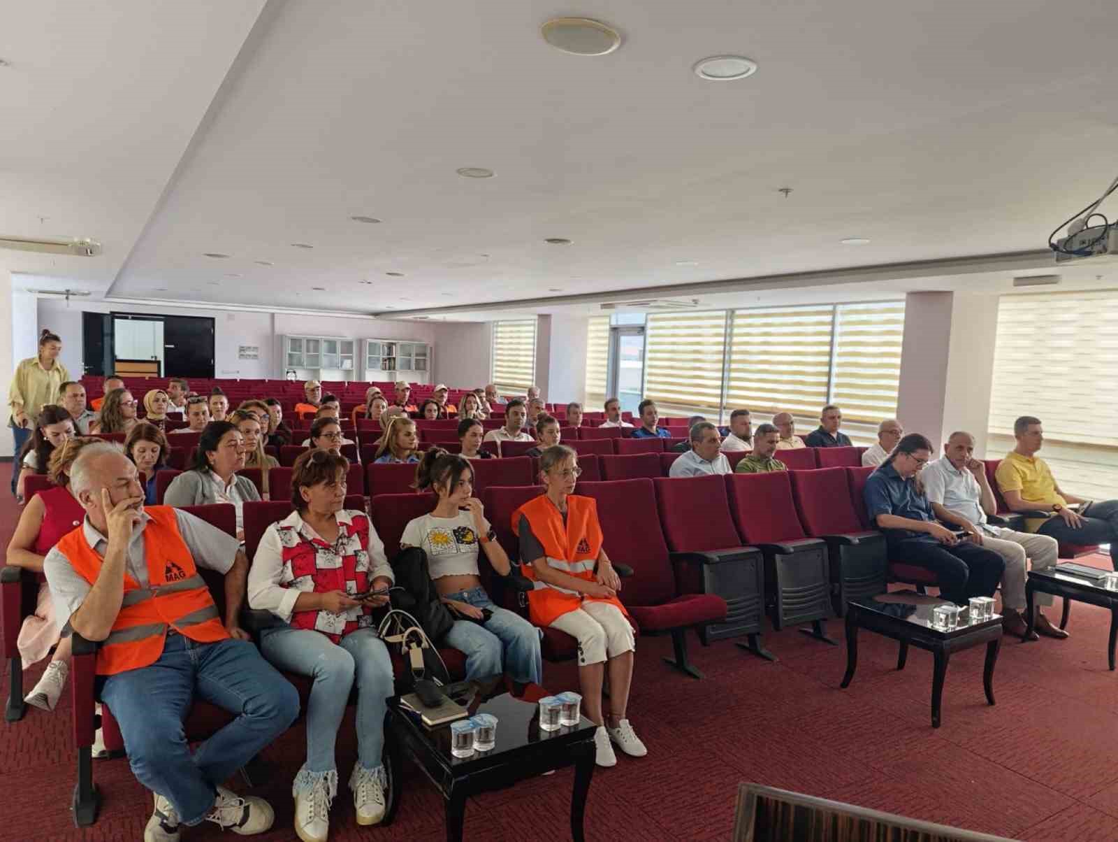 Gemlik Belediyesi çalışanları Temel Afet Bilinci Eğitimi aldı
