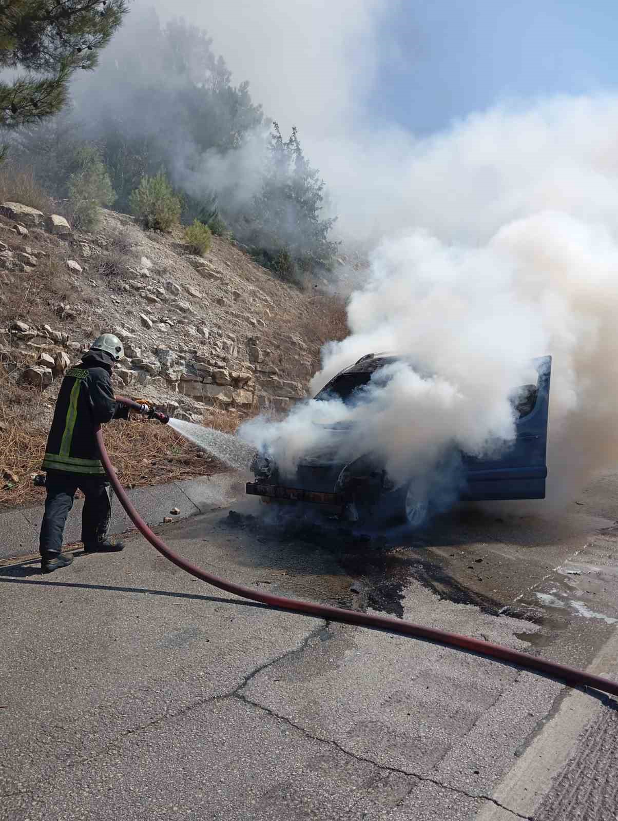 Seyir halindeki aracın motor kısmında yangın
