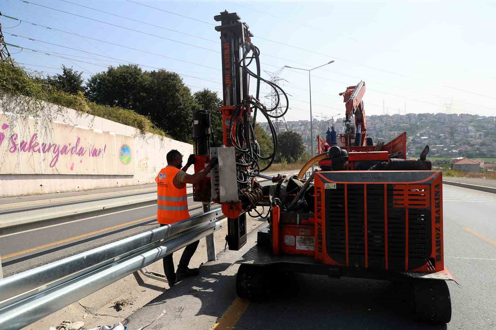 Çelik bariyerlerle sürücü ve yolcu güvenliği en üst seviyeye çıkarılıyor
