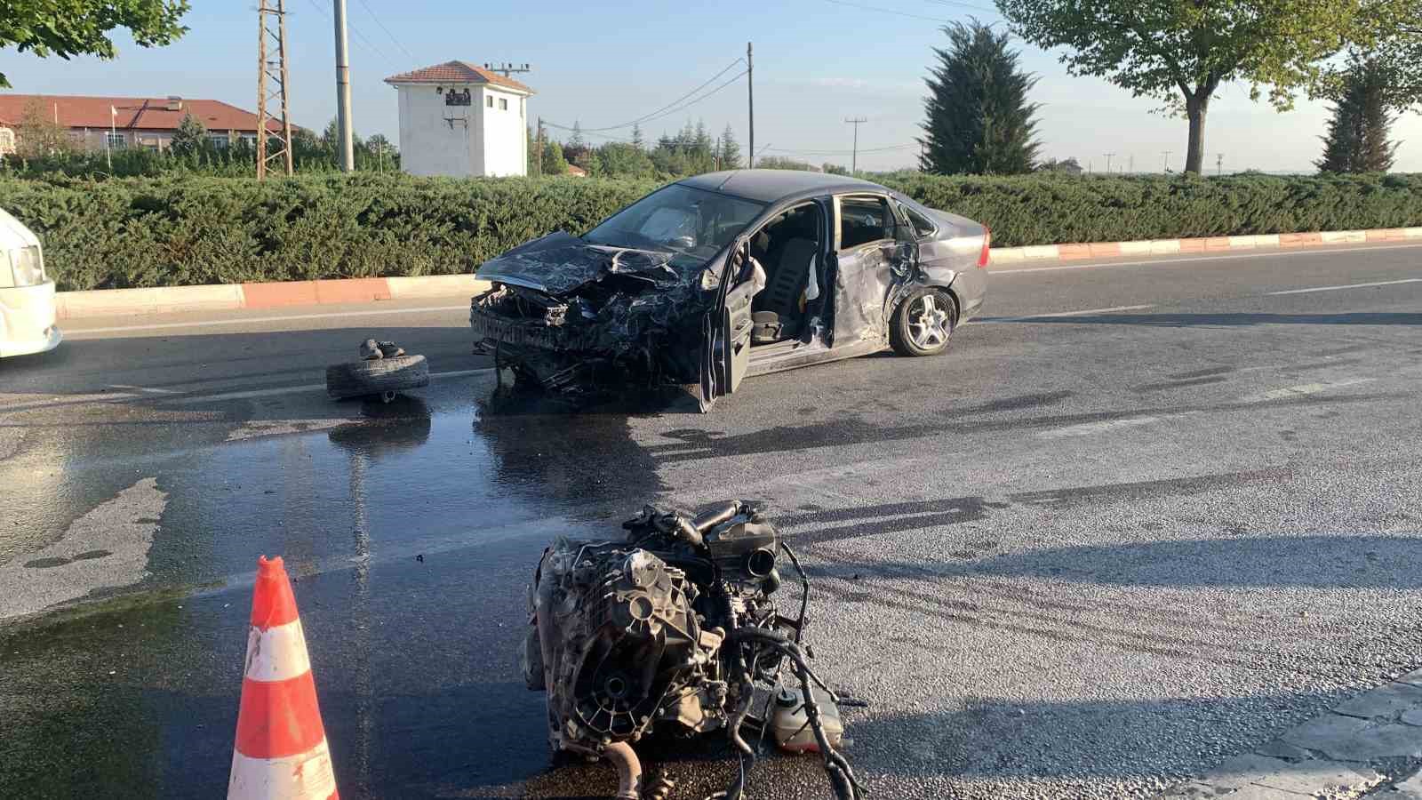 Kazada otomobilin motorunun fırladığı an kamerada: 2 yaralı
