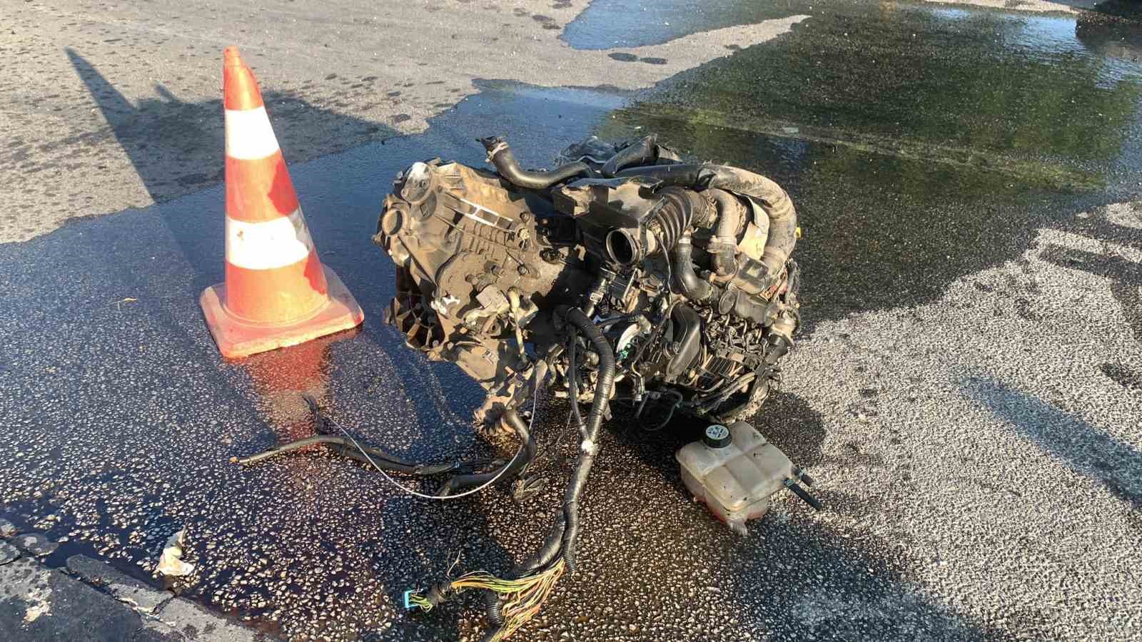 Kazada otomobilin motorunun fırladığı an kamerada: 2 yaralı
