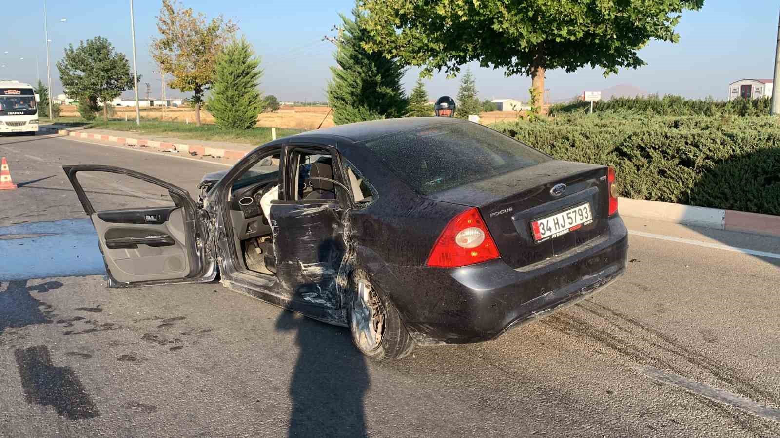 Kazada otomobilin motorunun fırladığı an kamerada: 2 yaralı
