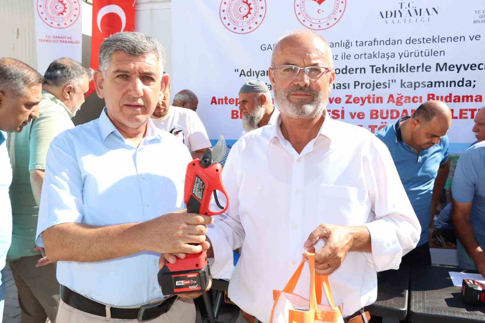 Adıyaman’da 46 çiftçiye akülü budama makası hibe edildi
