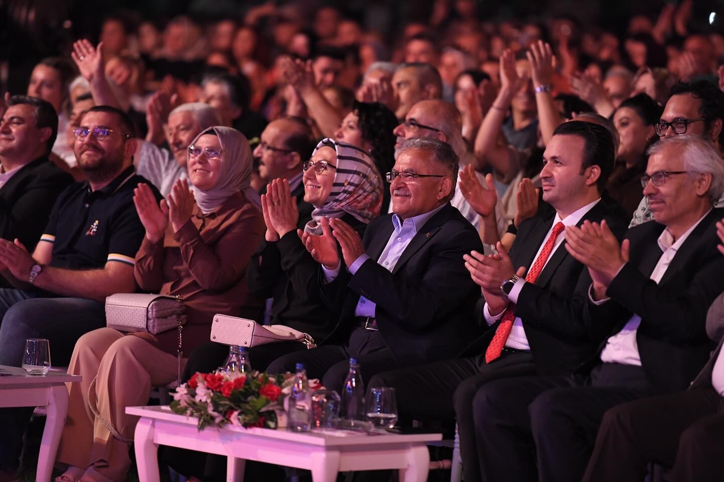 Valilik ve Büyükşehir’den TRT sanatçıları şehir konserleri ile Kayseri’ye unutulmaz müzik keyfi
