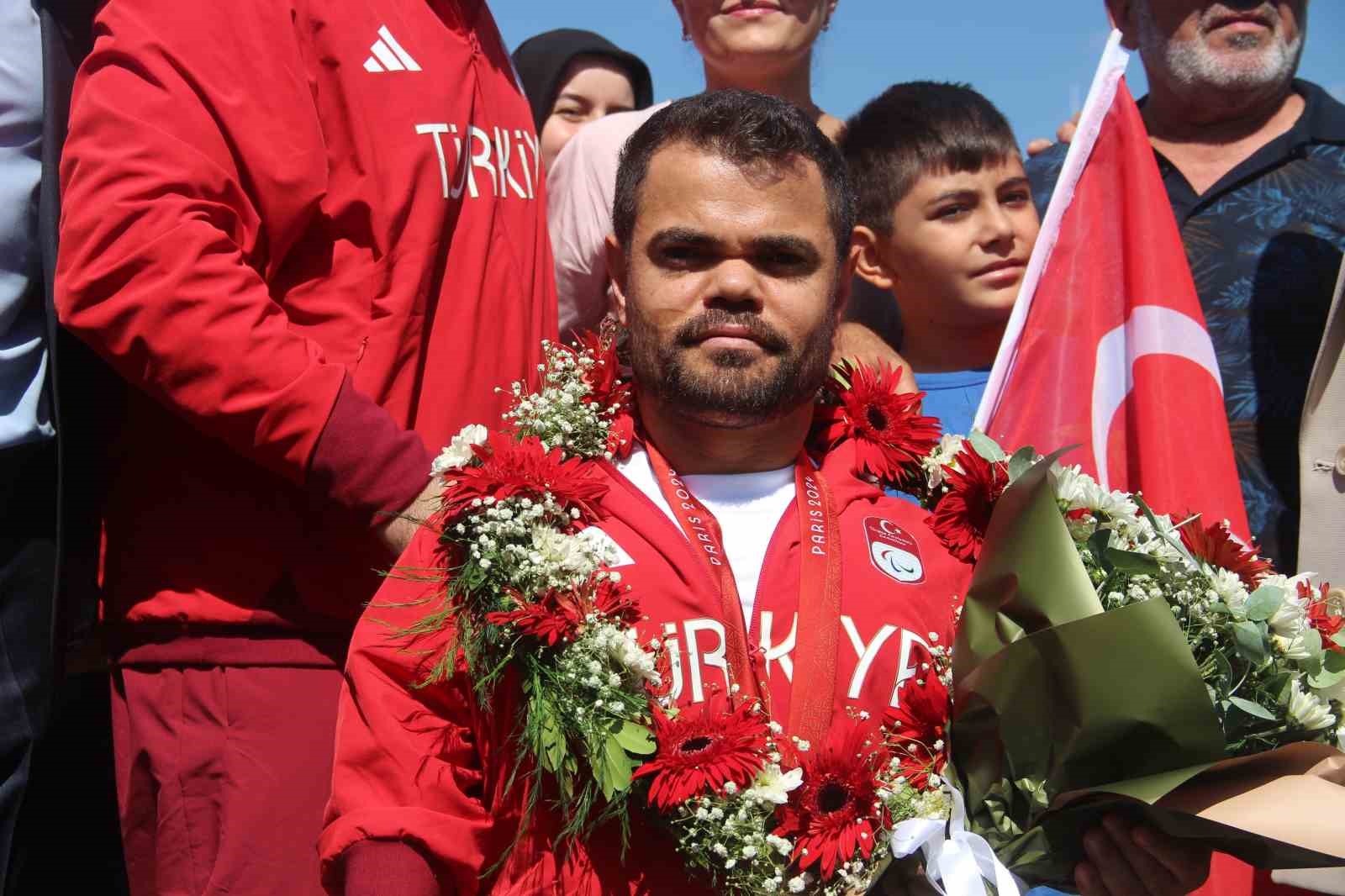 Tarihe geçen milli sporcu Abdullah Kayapınar halaylarla karşılandı
