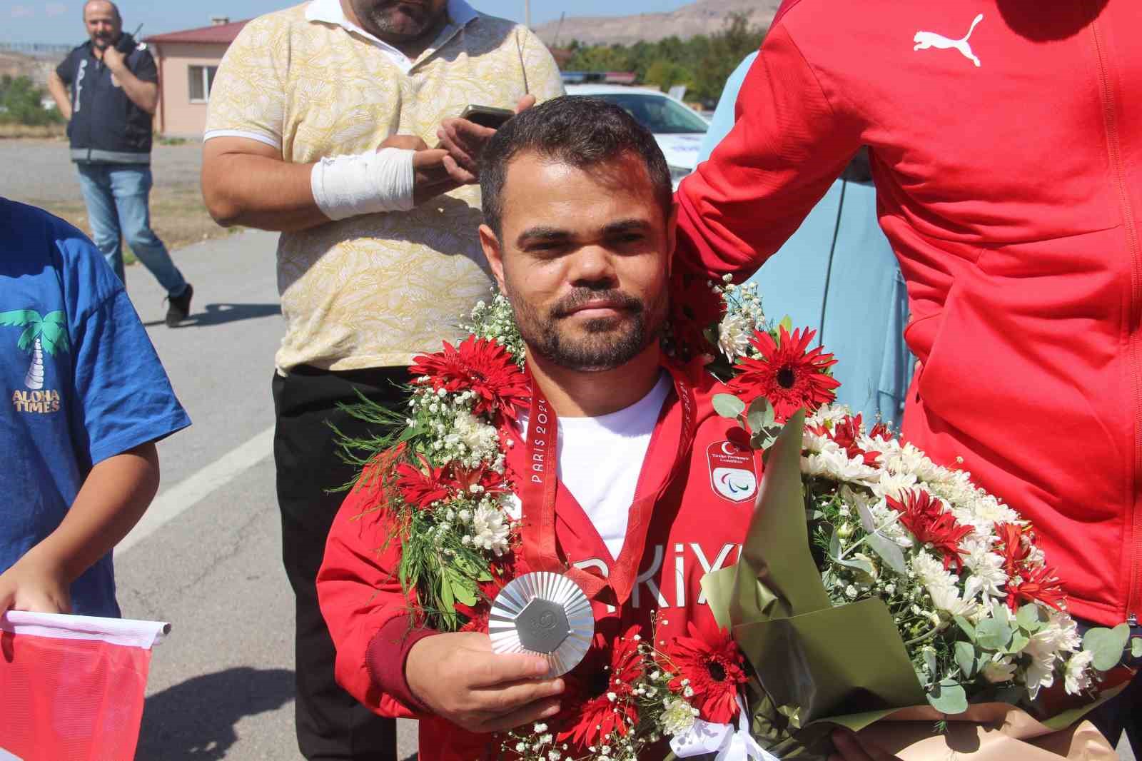 Tarihe geçen milli sporcu Abdullah Kayapınar halaylarla karşılandı
