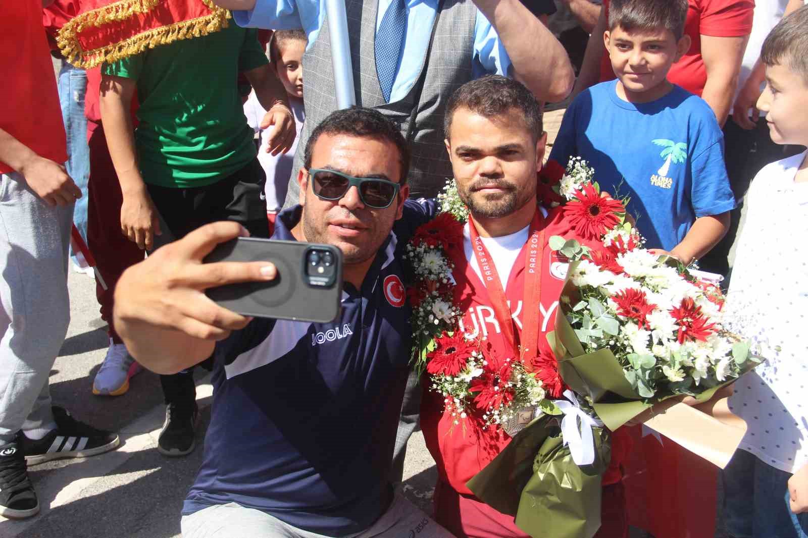 Tarihe geçen milli sporcu Abdullah Kayapınar halaylarla karşılandı
