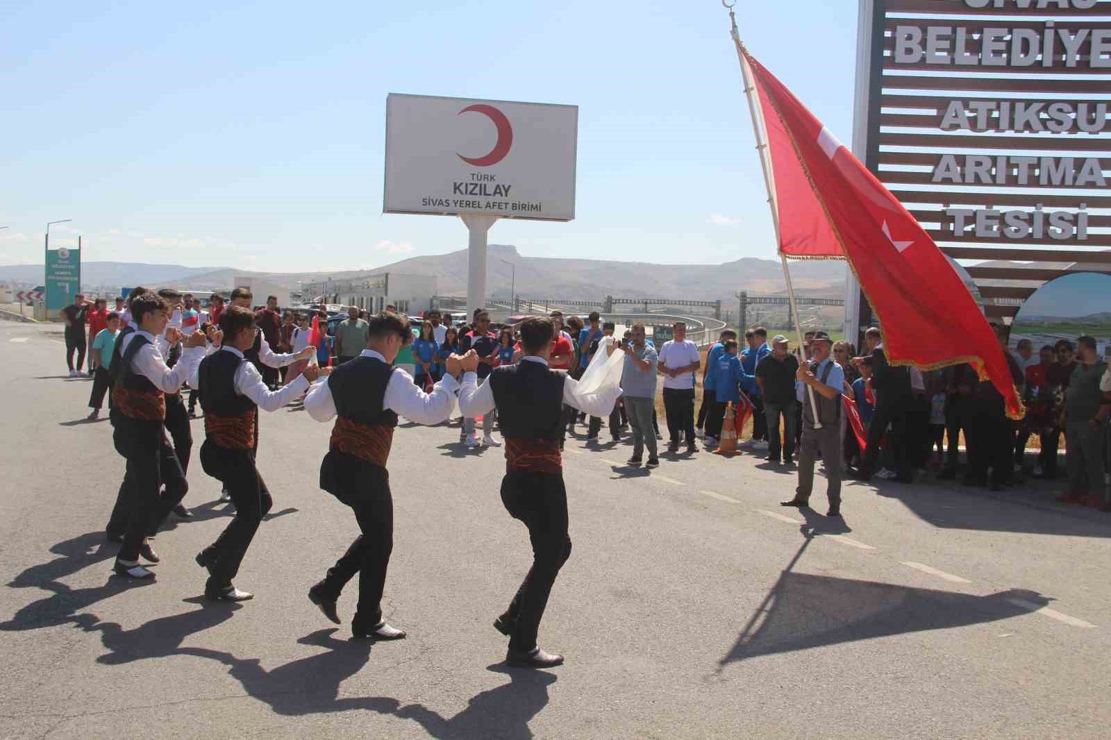 Tarihe geçen milli sporcu Abdullah Kayapınar halaylarla karşılandı
