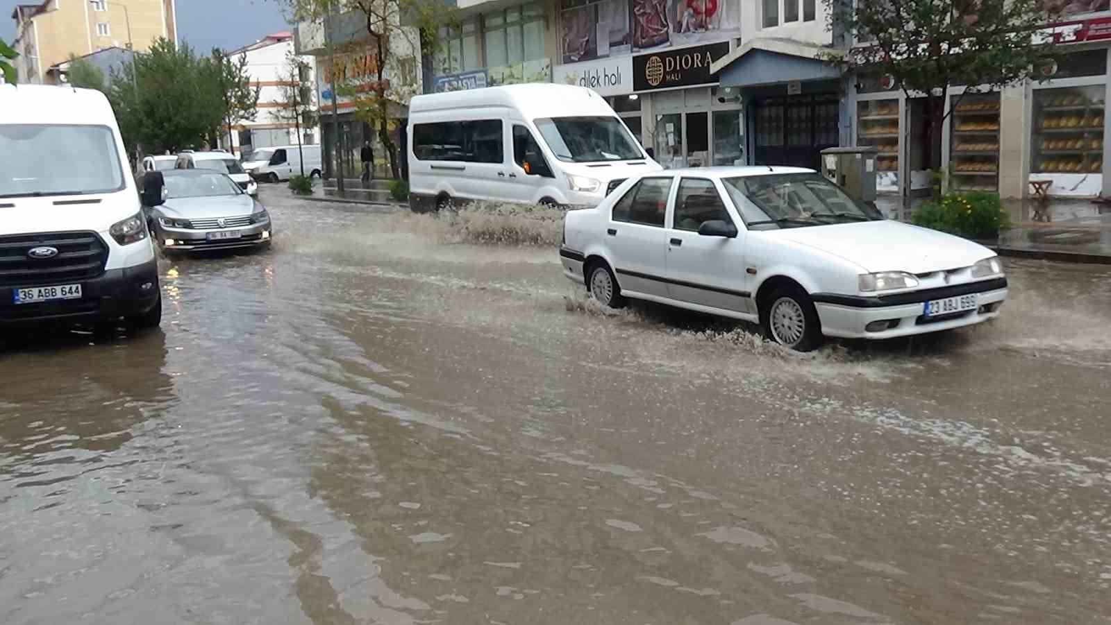 Kars’ta sağanak yağmur: Caddeler göle döndü
