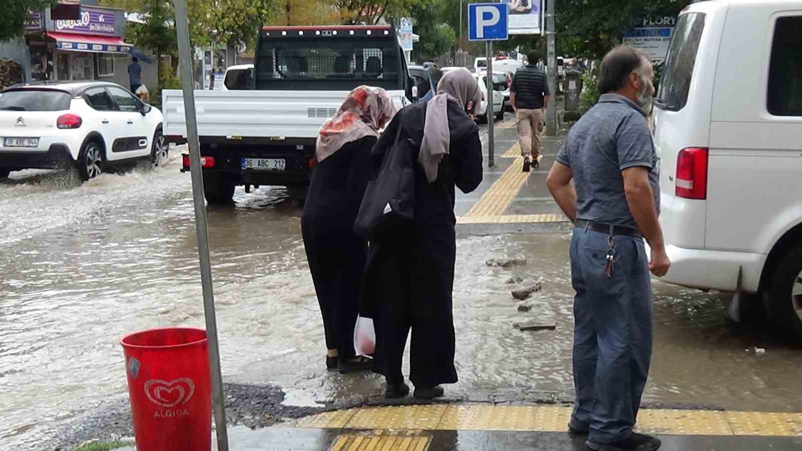 Kars’ta sağanak yağmur: Caddeler göle döndü
