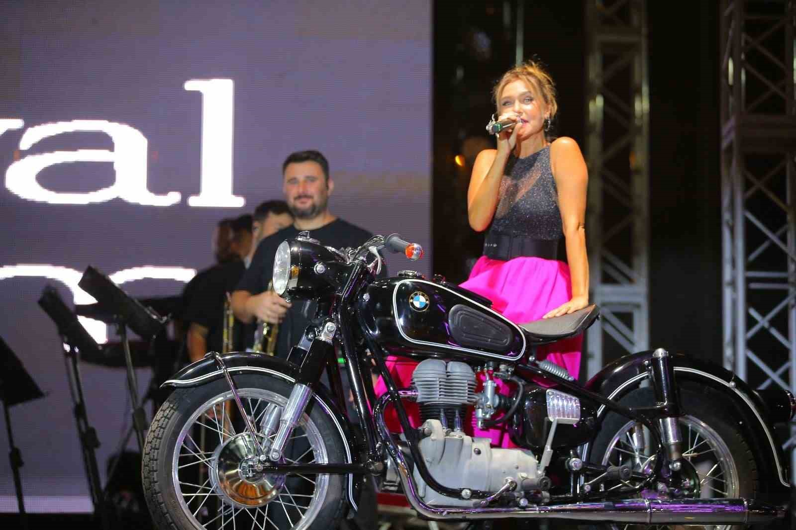 Şevval Sam NG Afyon MotoFest’te motosikleti ile sahne aldı
