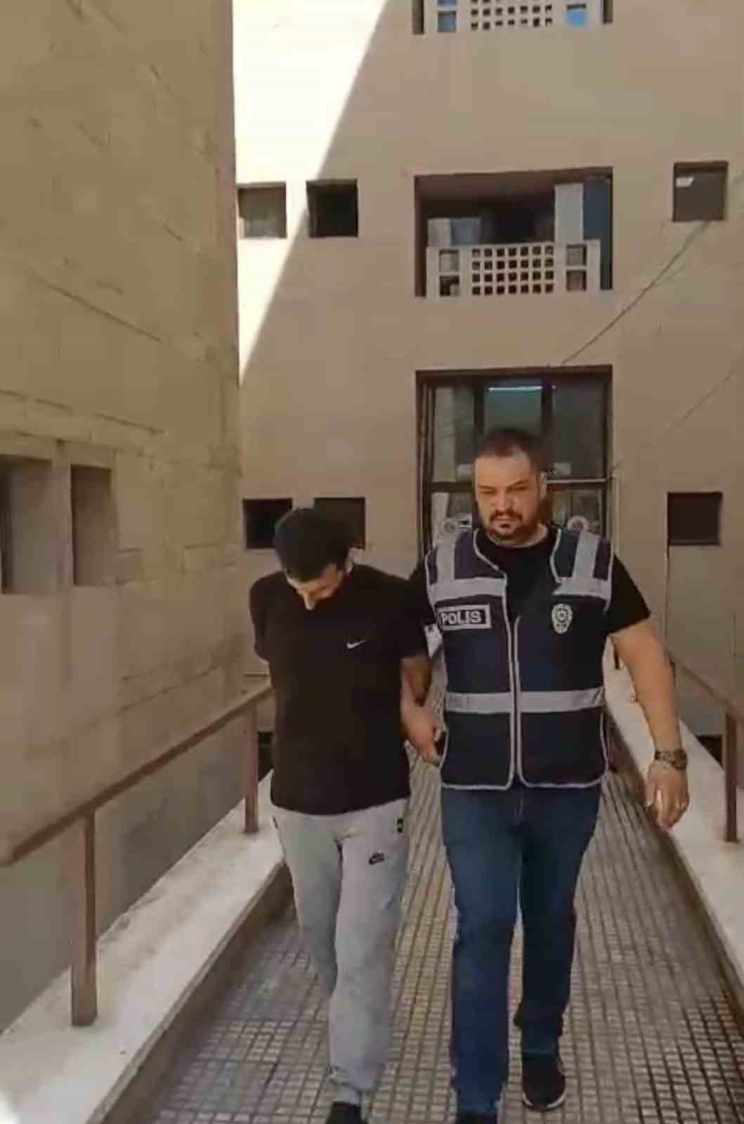 Çatıdan çatıya atlayan şüpheliyi polis karşıladı
