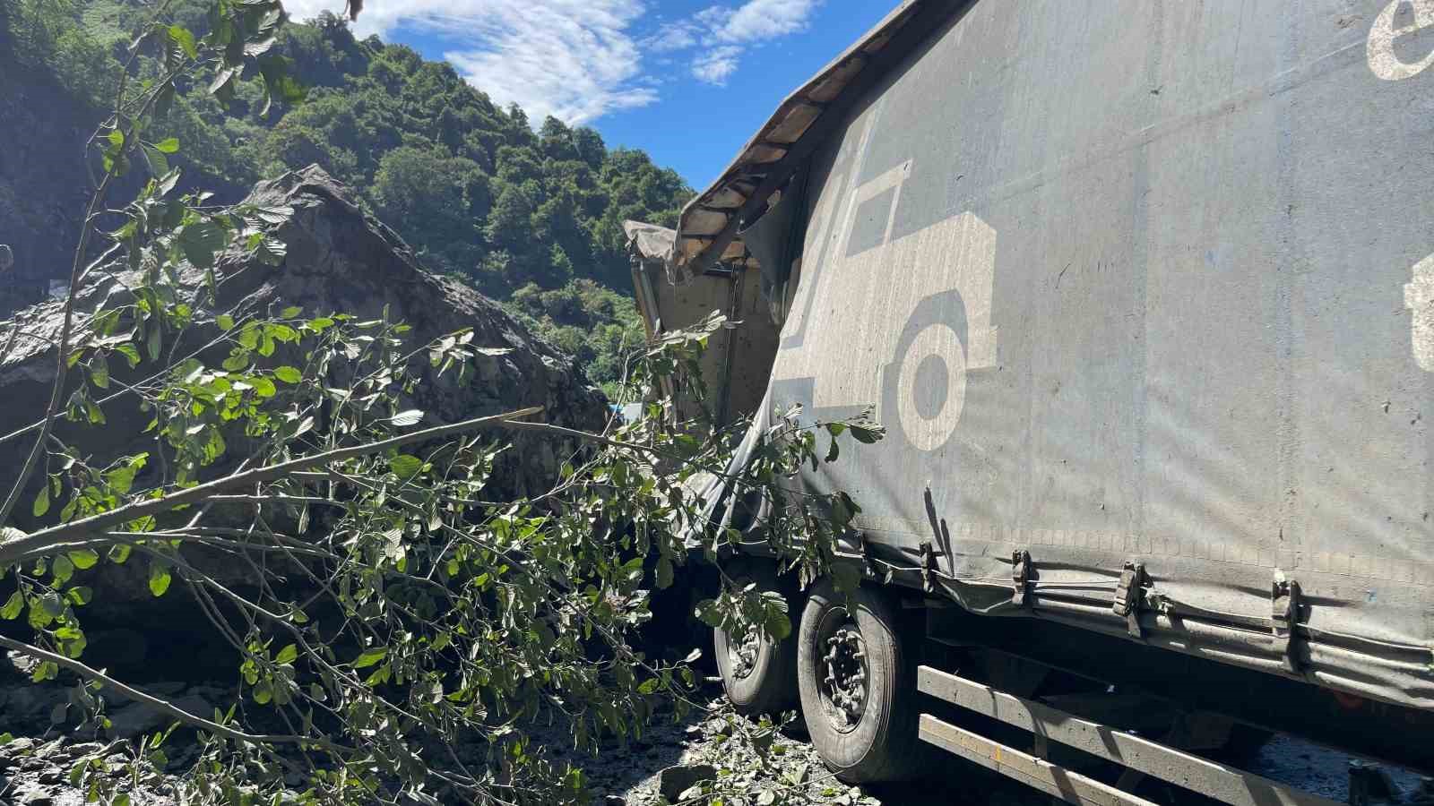 Hopa’da tır parklarında sürücülerin heyelan korkusu sürüyor
